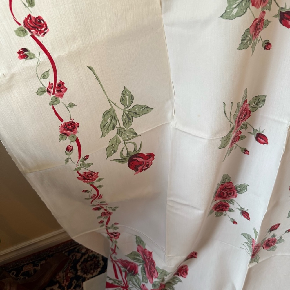 1960s Rose & Coquette Bow Cotton Tablecloth - Picture 5 of 11